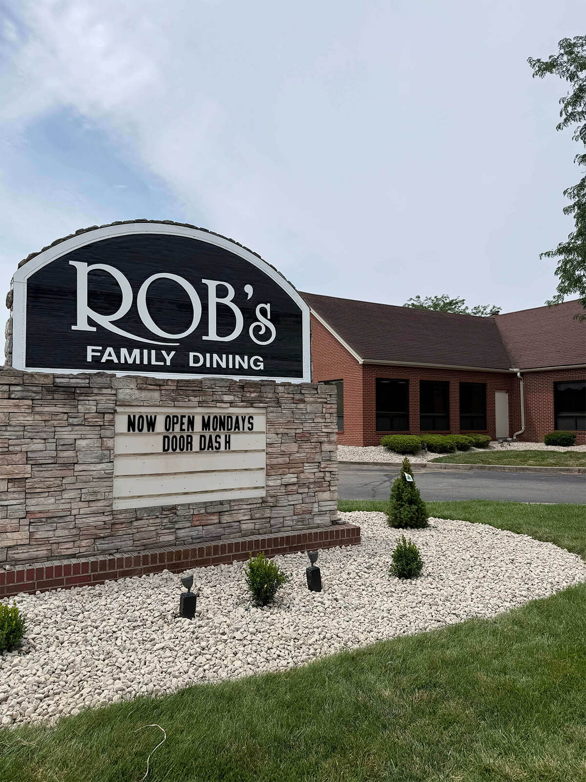 Front view of Rob’s Restaurant and Catering in Brookville Ohio