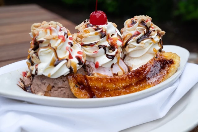 Ice cream sundae dessert